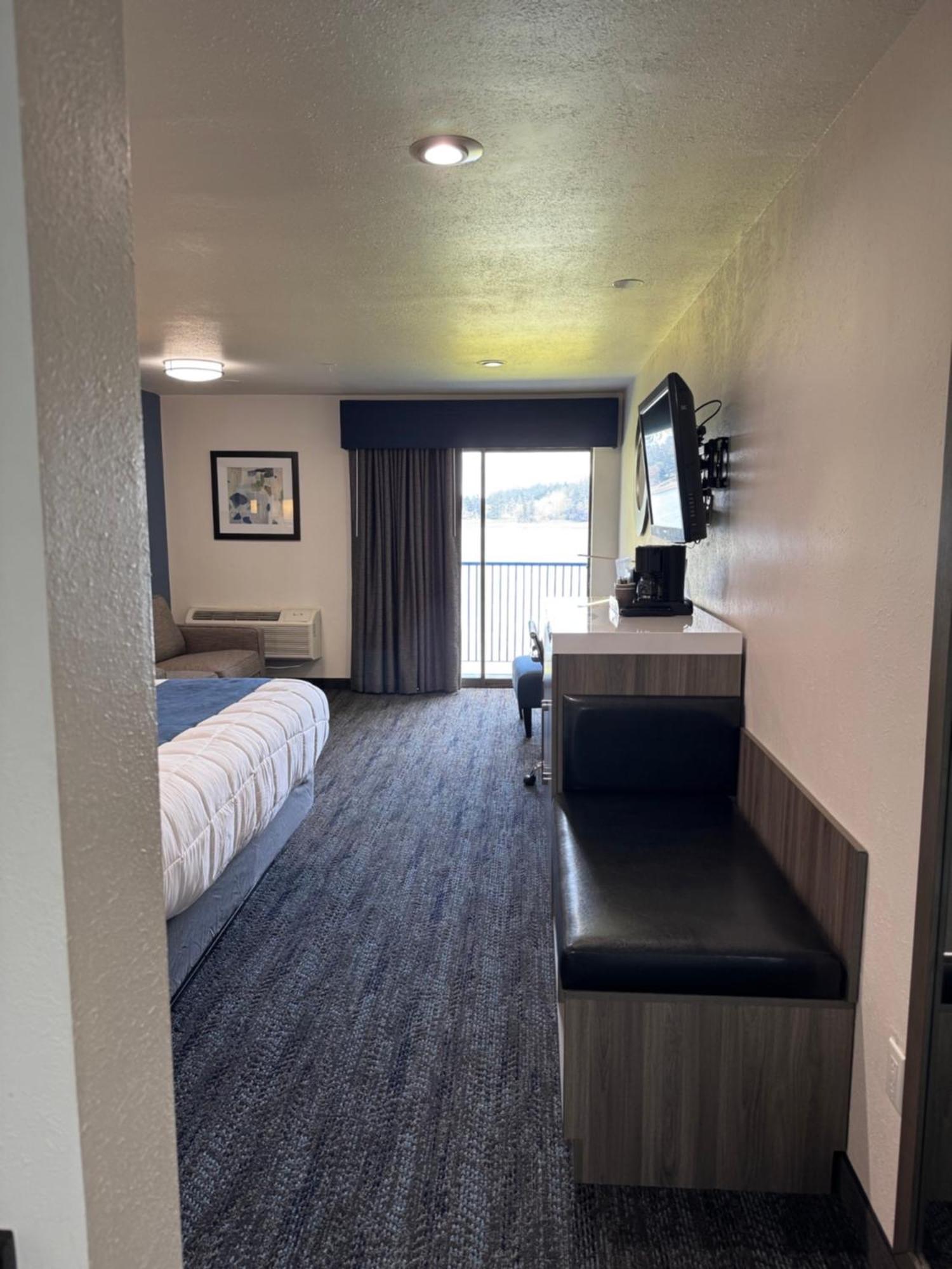 Oyster Bay Inn & Suites Бремертън Екстериор снимка