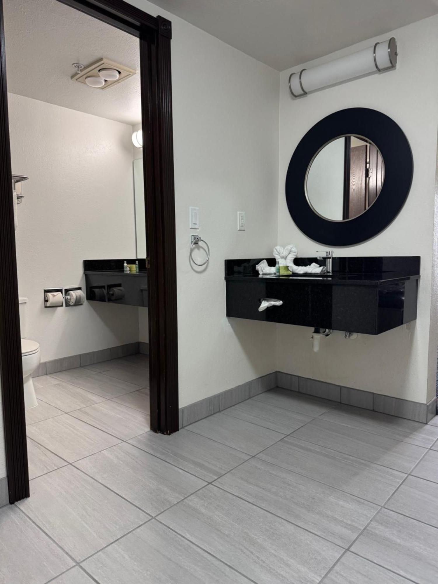Oyster Bay Inn & Suites Бремертън Екстериор снимка