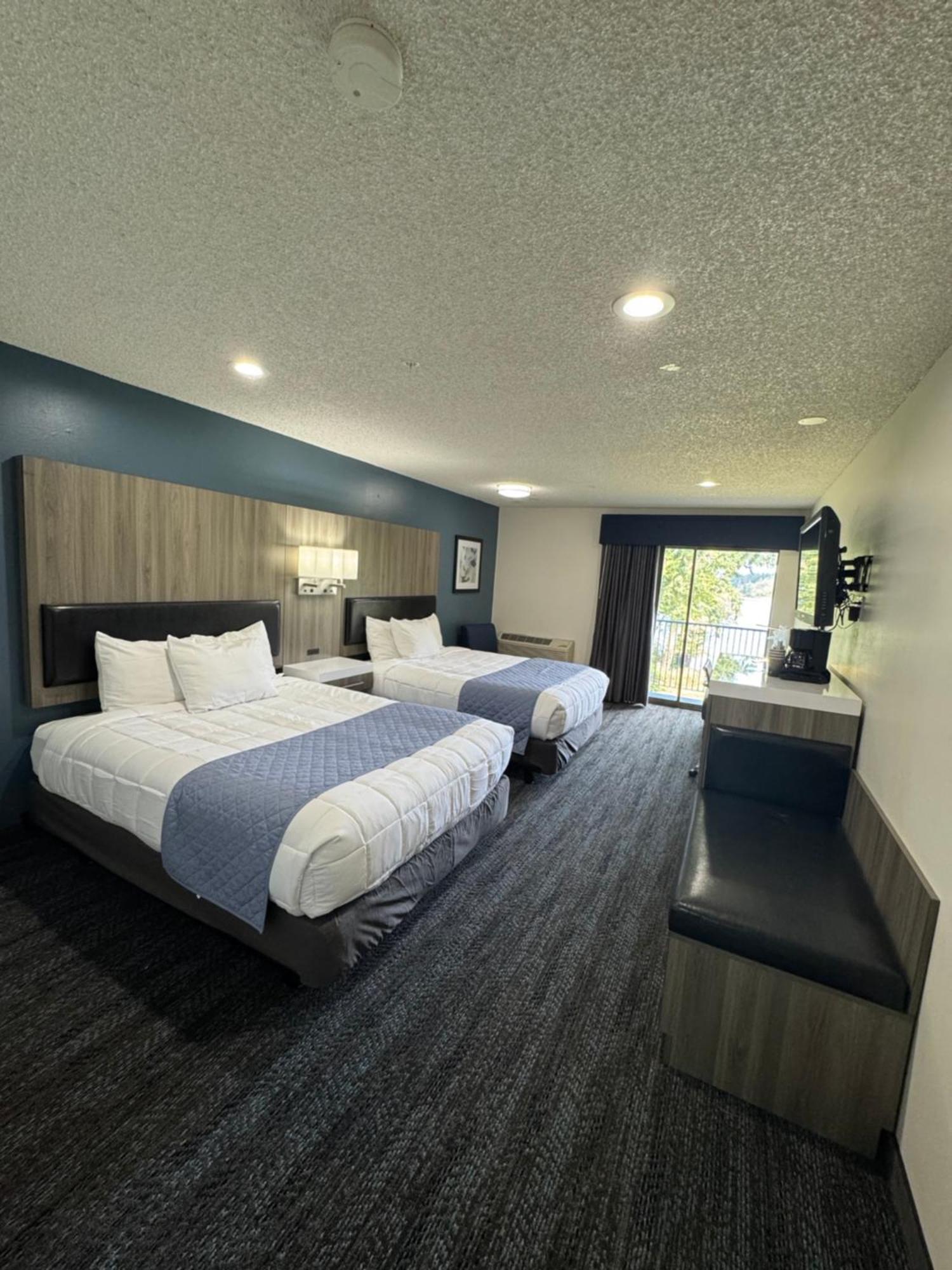 Oyster Bay Inn & Suites Бремертън Екстериор снимка